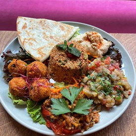 vegetarisches veganes Restaurant: Aus der Wochenkarte: orientalischer Spezialitätenteller - Roseli Café & Bar