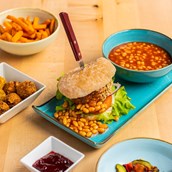 vegetarisches veganes Restaurant - Burger Süßebohne, mit Grillgemüße, Baked Beans und Süßkartofffeln. ( Vegan ) - Kallex