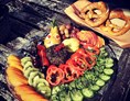 vegetarisches veganes Restaurant: Leckerer Obst- und Gemüseteller - ganz frisch zubereitet - Demeterhof Stuempfl - HOFCAFE