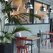 vegetarisches veganes Restaurant - Sitzplätze im Vienhues DELI mit Blick in die offene Bio-Küche - Vienhues DELI