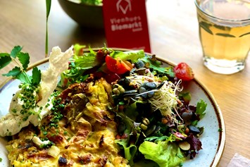 vegetarisches veganes Restaurant: Jeden Tag Montag - Freitag gibt es im Vienhues DELI frisch gebackene Dinkel Quiche mit wechselndem Gemüse und großem Beilagensalat. - Vienhues DELI