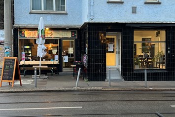 vegetarisches veganes Restaurant: Cafe und Gallerie von außen.  - Patacon Obi- Falafel Cafe