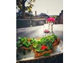 vegetarisches veganes Restaurant: Gutes Bauernbrot von der Bäckerei Fiegert, belegt mit Feldsalat, Gurke, Tomate und Chimichurri. - Rosinante