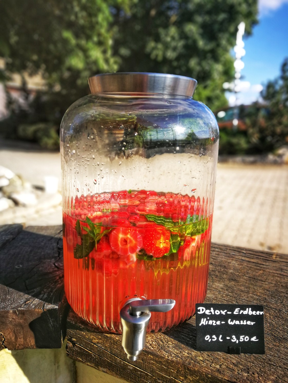 vegetarisches veganes Restaurant: Sommerspecial: Detox Erdbeer-Minze-Wasser (ungesüßt) - Rosinante