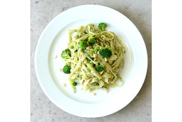 vegetarisches veganes Restaurant: Genova verde: Tagliatelle, Pesto genovese, Broccoli, Lauch, Pinienkerne - Devozione Pasta Bar