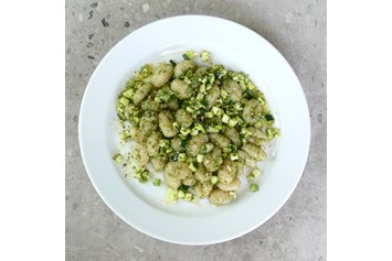 vegetarisches veganes Restaurant: Più Verde: Gnocchi, Pesto genovese, Zucchini, Fenchel, Pinienkerne - Devozione Pasta Bar