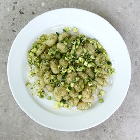 vegetarisches veganes Restaurant: Più Verde: Gnocchi, Pesto genovese, Zucchini, Fenchel, Pinienkerne - Devozione Pasta Bar