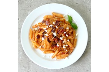 vegetarisches veganes Restaurant: Amore Norma: Penne, Devozione Salsa Rosso mit Oliven und Kapern, Schafskäse - Devozione Pasta Bar