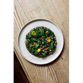vegetarisches veganes Restaurant: Tostada, seed butter, wild broccoli - KLE