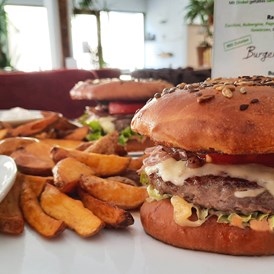 vegetarisches veganes Restaurant: Rindfleisch-Burger (es gibt auch ein vegetarisches Patty) - Restaurant ECO