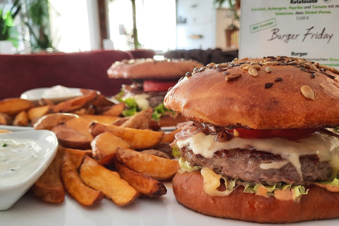 vegetarisches veganes Restaurant: Rindfleisch-Burger (es gibt auch ein vegetarisches Patty) - Restaurant ECO