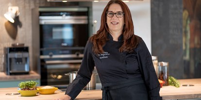 vegetarisch vegan essen gehen - Mosel - Sabine Göbel (Inhaberin) in ihrer Küche - Sabine's Manufaktur & Kochschule
