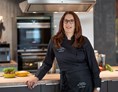 vegetarisches veganes Restaurant: Sabine Göbel (Inhaberin) in ihrer Küche - Sabine's Manufaktur & Kochschule