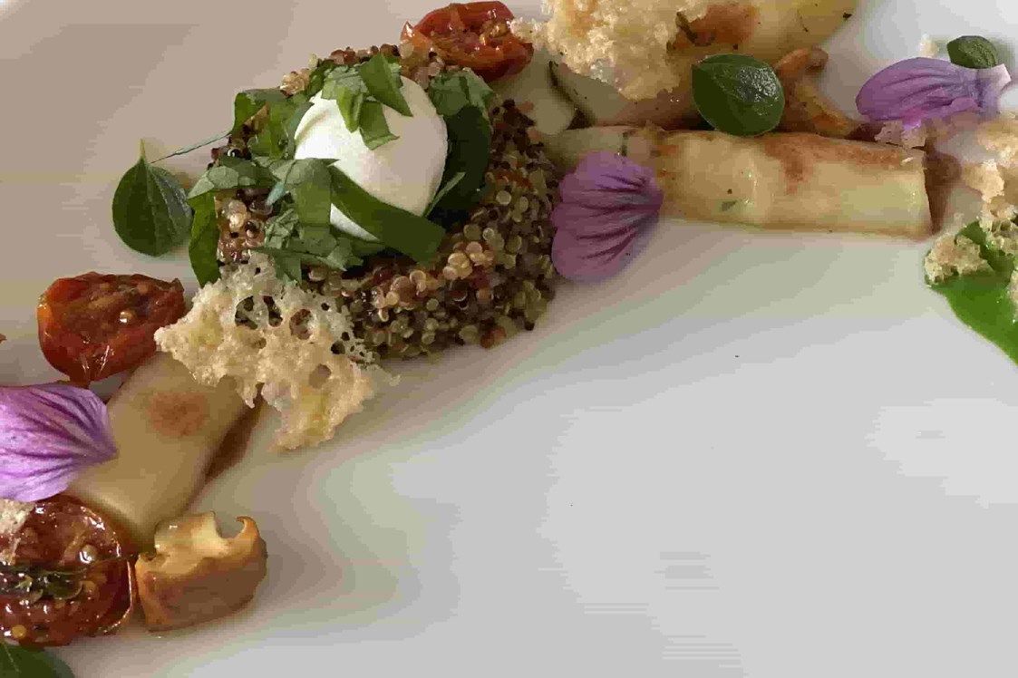 vegetarisches veganes Restaurant: Ziegenkäse | Quinoa | Frühlingsgemüse (vegetarisch) - Schlosscafe 