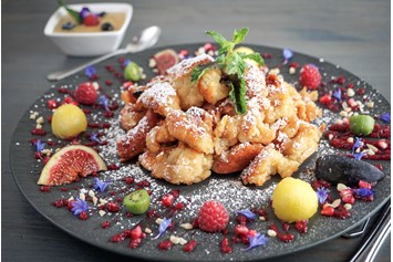 vegetarisches veganes Restaurant: Hausgemachter Kaiserschmarrn mit karamellisierten gerösteten Mandeln, frischem Obst und Apfelmus - V-Bandits