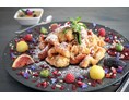 vegetarisches veganes Restaurant: Hausgemachter Kaiserschmarrn mit karamellisierten gerösteten Mandeln, frischem Obst und Apfelmus - V-Bandits