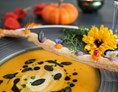 vegetarisches veganes Restaurant: Kürbissuppe mit Kürbiskernöl und Blätterteigstange - V-Bandits