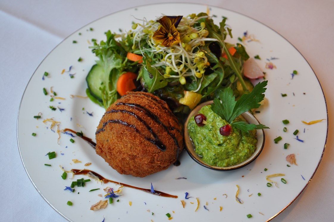 vegetarisches veganes Restaurant: Hausgemachtes Arancinibällchen gefüllt mit Pesto und Champignons an Salatbouquet - V-Bandits