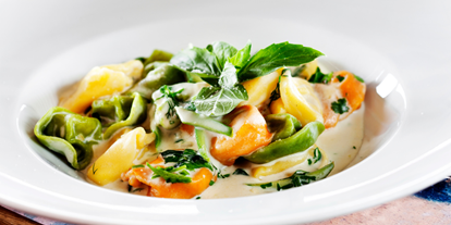 vegetarisch vegan essen gehen - Gemüse: Knoblauch - Tortellini in veganer Schinken Sahne Sauce