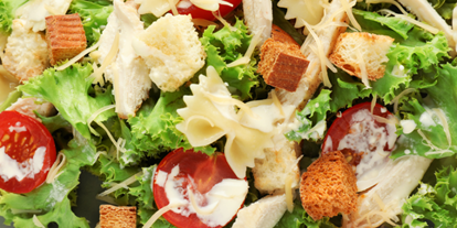 vegetarisch vegan essen gehen - Vegane Caesar Salad Pasta