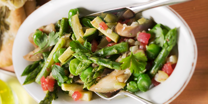 vegetarisch vegan essen gehen - Art der Küche: international - Veganer Nudelsalat mit grünem Spargel und Erdbeeren