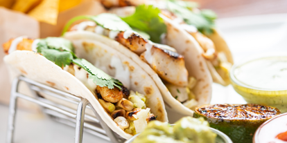 vegetarisch vegan essen gehen - Art der Küche: international - Vegane Fischstäbchen Tacos mit Erbsen Minz Püree