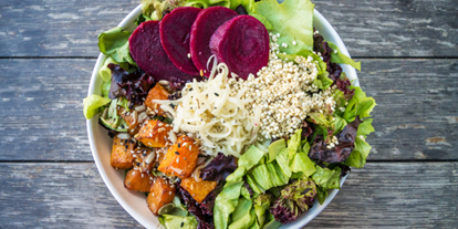 vegetarisch vegan essen gehen - Gewürze: Pfeffer schwarz - Vegane Kartoffelpuffer Salat Bowl
