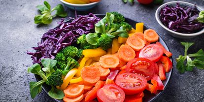 vegetarisch vegan essen gehen - Veganer bunter Regenbogensalat mit Orangen Dressing