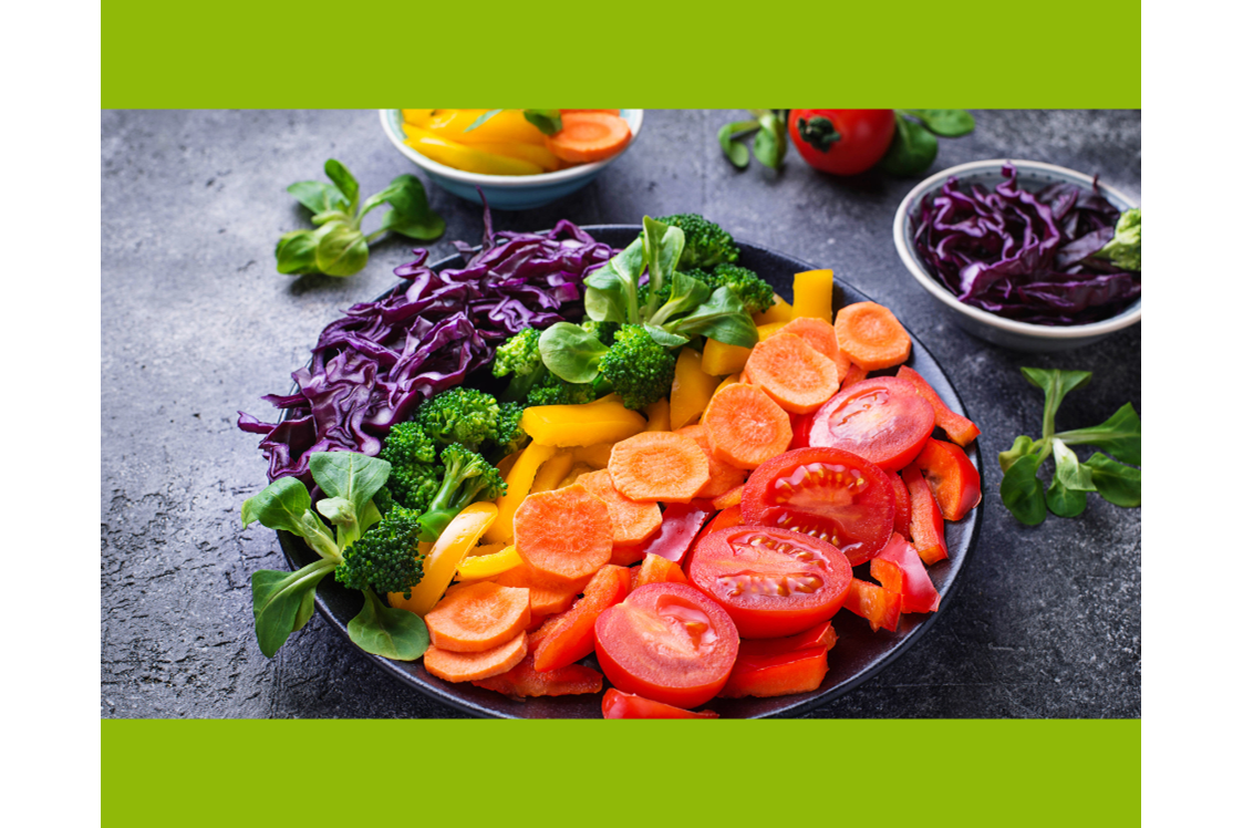 vegetarische-vegane-rezepte: Veganer bunter Regenbogensalat mit Orangen Dressing