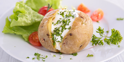 vegetarisch vegan essen gehen - Art der Küche: international - Vegane Baked Potatoes mit Tsatsiki und griechischem Tofu