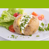 vegetarisches veganes Restaurant - Vegane Baked Potatoes mit Tsatsiki und griechischem Tofu