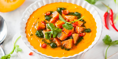 vegetarisch vegan essen gehen - Gewürze: Suppenpulver - Veganes Süßkartoffel Gulasch mit Créme fraíche