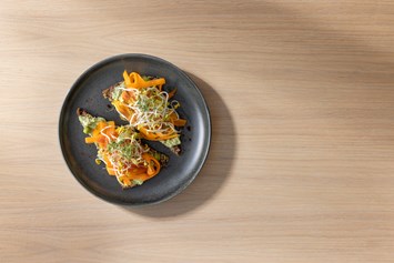 vegetarisches veganes Restaurant: Avocadobrot mit eingelegten Möhrenstreifen - MY MIND Studio & Café