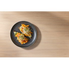 vegetarisches veganes Restaurant: Avocadobrot mit eingelegten Möhrenstreifen - MY MIND Studio & Café